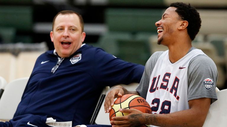 Assistant Coach Tom Thibodeau and Derrick Rose speak during a practice of the men&#39;s U.S. National basketball team in 2014