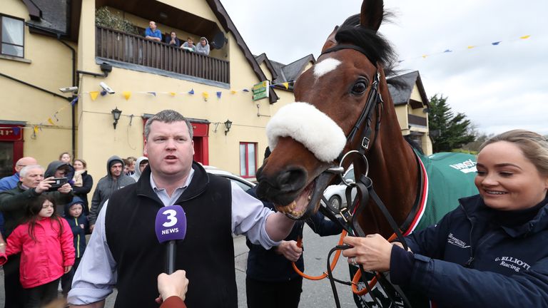 Le formateur Gordon Elliott et le grand gagnant national Tiger Roll sont interviewés lors de leur défilé de retour au village de Summerhill, dans le comté de Meath.  ASSOCIATION DE PRESSE Photo.  Date de la photo: dimanche 15 avril 2018. Voir l'histoire de l'AP RACING National.  Crédit photo doit se lire: Niall Carson / PA Wire 