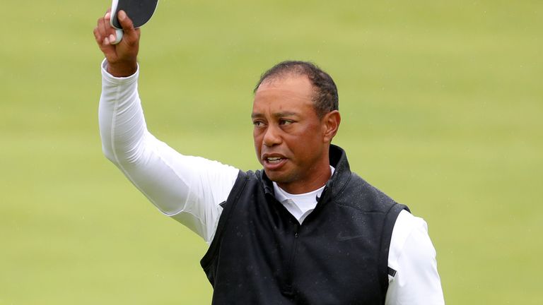 Tiger Woods salutes crowd