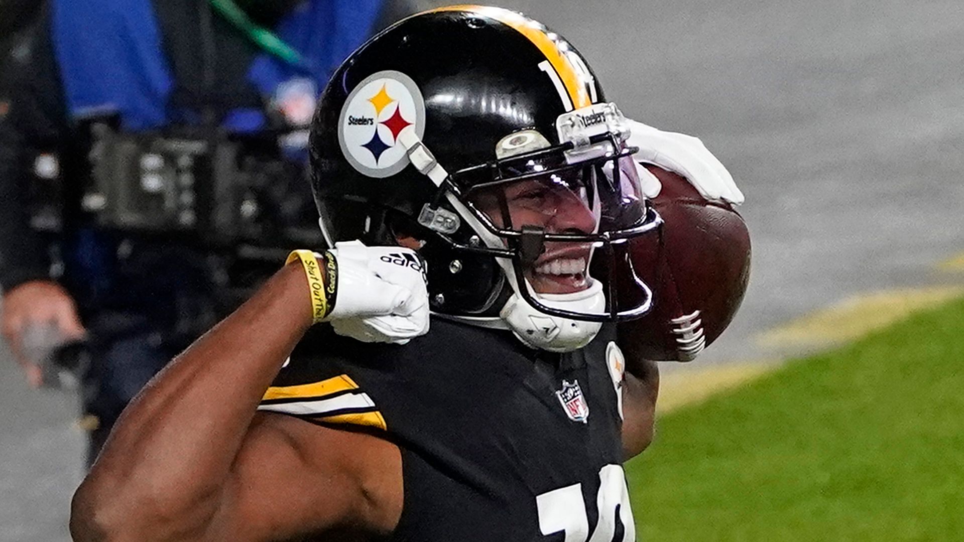 WR Smith-Schuster to stay in Pittsburgh