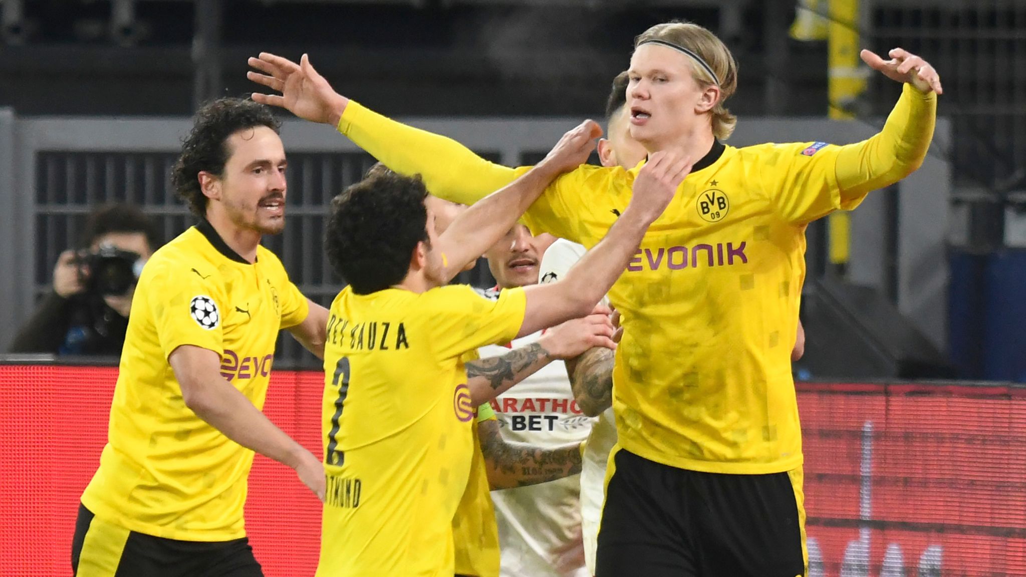 Borussia Dortmund 2 2 Sevilla Agg 5 4 Erling Haaland Continues Incredible Champions League Scoring Streak Football News Sky Sports