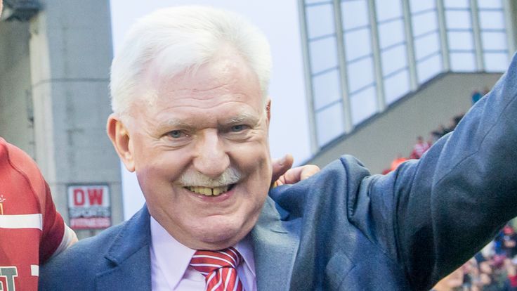 Picture by Allan McKenzie/SWpix.com - 19/02/2017 - Rugby League - Dacia World Club Series - Wigan Warriors v Cronulla Sharks - DW Stadium, Wigan, England - Sean O'Loughlin with Ian Lenagan.