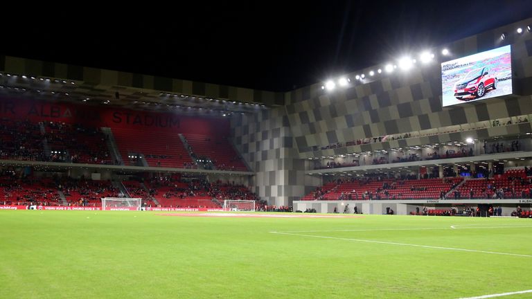 A Inglaterra enfrenta o Kombetare na Arena da Albânia neste domingo (AP).