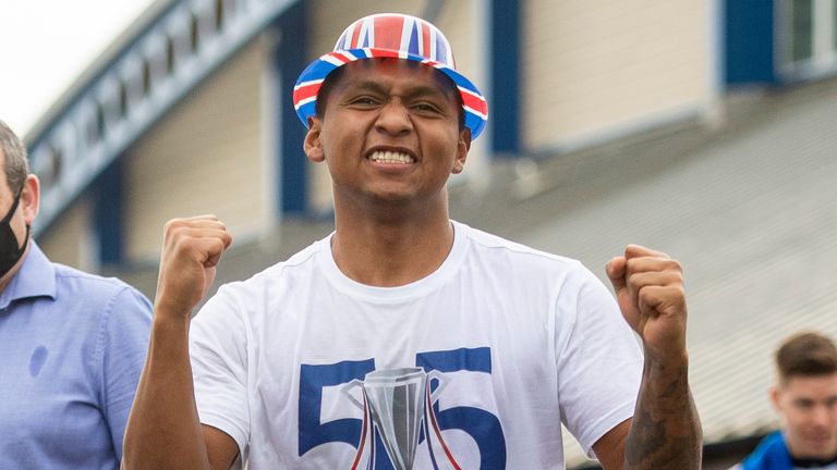 Alfredo Morelos celebra la confirmación de los Rangers como campeones de Escocia en la Premier League