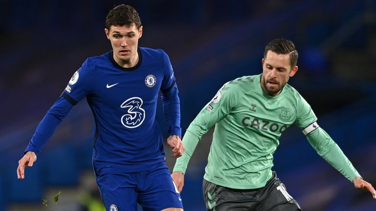 Andreas Christensen de Chelsea et Gylfi Sigurdsson d'Everton (à droite) se battent pour le ballon