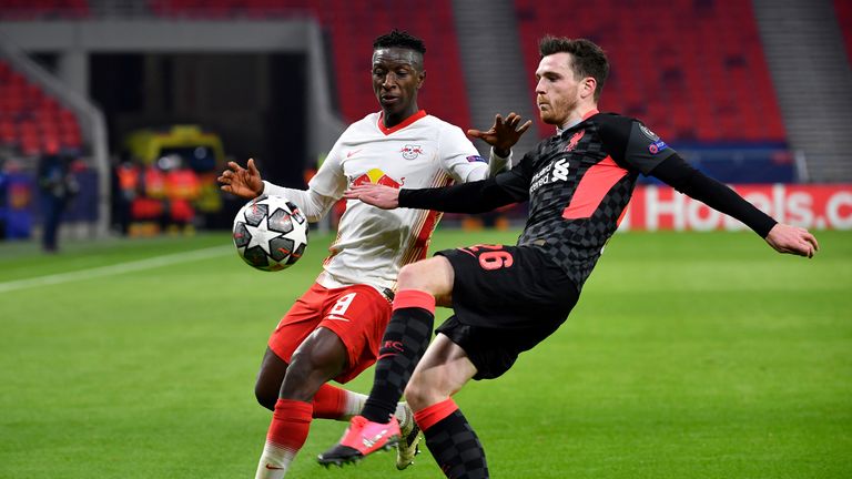 AP - Andy Robertson en action contre le RB Leipzig