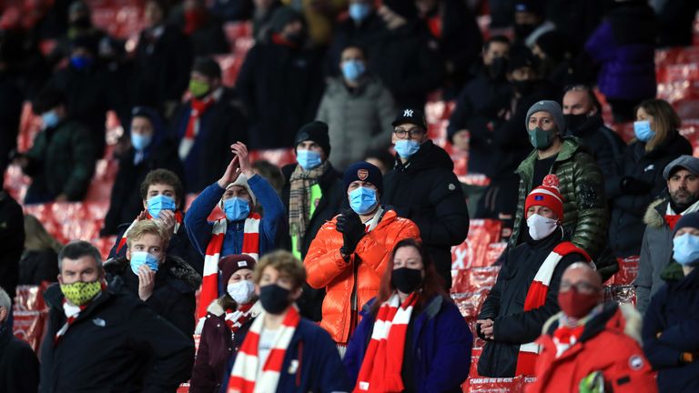 Aficionados socialmente distanciados en las gradas del Emirates Stadium del Arsenal