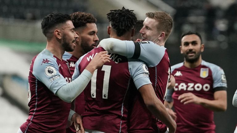 Aston Villa oslavuje po tom, čo odvrátené úsilie Ollyho Watkinsa otvorilo skóre v St. James '.  Park