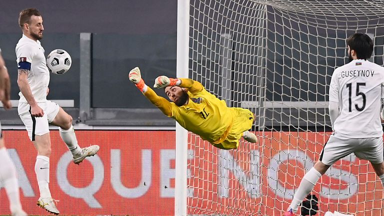 Maksim Medvedev de l'Azerbaïdjan, à gauche, marque un but contre son camp lors du match de qualification du groupe A de la Coupe du monde 2022 entre le Portugal et l'Azerbaïdjan au stade de la Juventus de Turin, en Italie, le mercredi 24 mars 2021 (Crédit: Fabio Ferrari / LaPresse via AP)