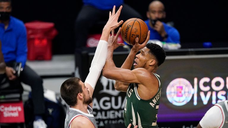 Milwaukee&#39;s Giannis Antetokounmpo top-scored with 32 points as the Bucks fell to a 129-105 defeat at the hands of the Los Angeles Clippers.