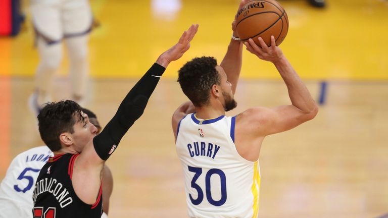 After a five-game absence with a bruised tailbone, Steph Curry made six three-pointers as he scored 32 in Golden State&#39;s triumph over Chicago.