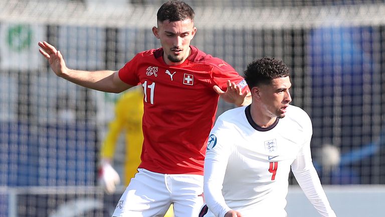 Die Schweiz Andy Zachary (links) und England Ben Godfrey kämpfen während des Spiels der UEFA-U21-Europameisterschaft Gruppe D 2021 um den Ball