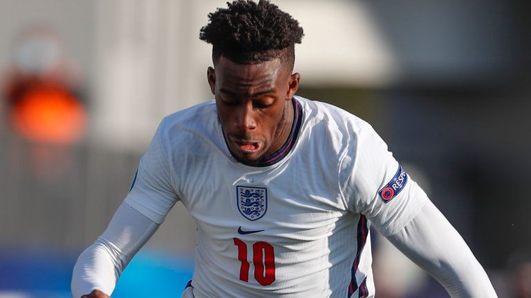 Anglik Callum Hudson-Odoi biega z piłką podczas meczu piłki nożnej Euro U21 Group D pomiędzy Anglią a Szwajcarią w Koper w Słowenii, czwartek, 25 marca 2021 r. (AP Photo / Darko Bandic)