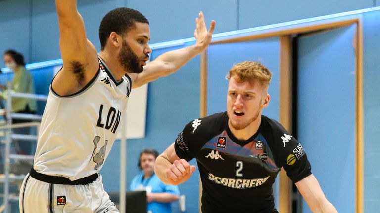 Hildreth drives to the basket against the London Lions