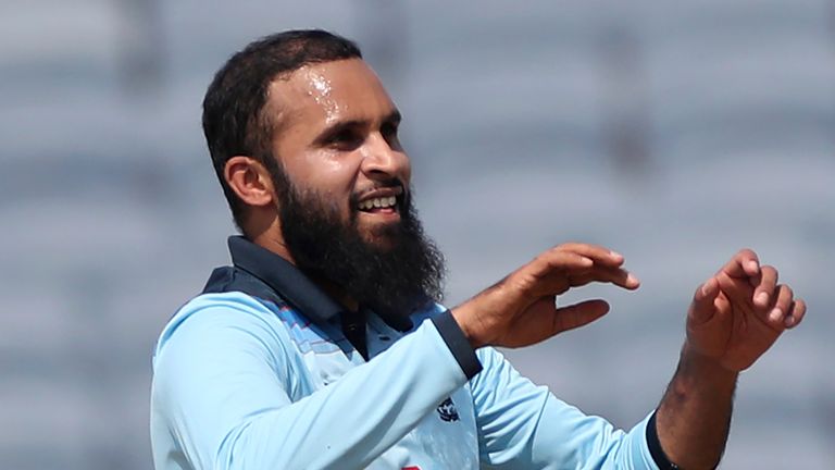 Adil Rashid a rejeté les deux ouvreurs de l'Inde après un stand de 103 pour le premier guichet