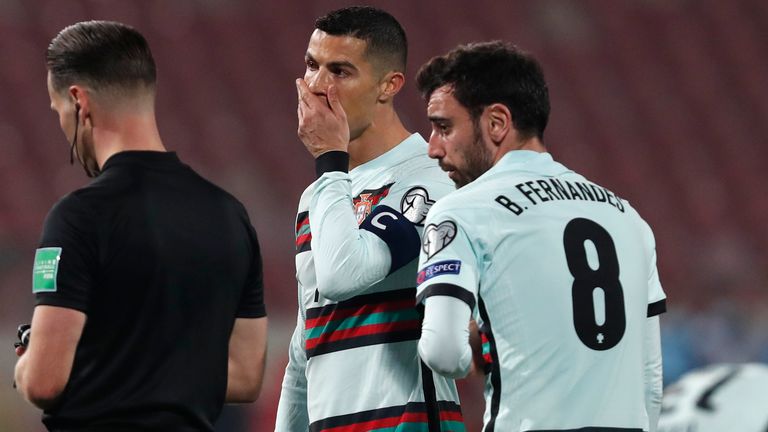 O capitão de Portugal, Cristiano Ronaldo, estava incrédulo que seu gol tardio contra a Sérvia foi marcado 