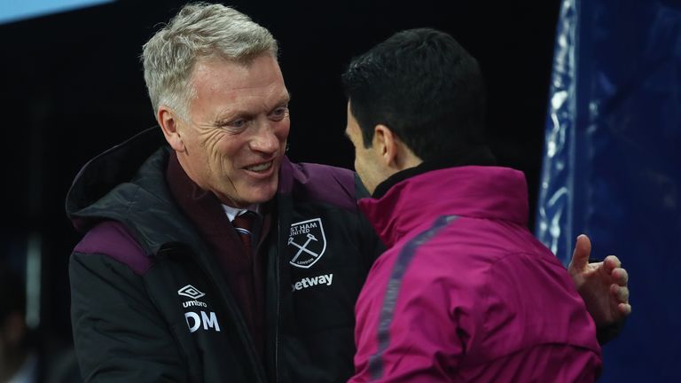David Moyes, Manager of West Ham United and Mikel Arteta, assistant coach of Manchester City greet each other during the Premier League match between Manchester City and West Ham United at Etihad Stadium on December 3, 2017 in Manchester, England. (Photo by Clive Brunskill/Getty Images)