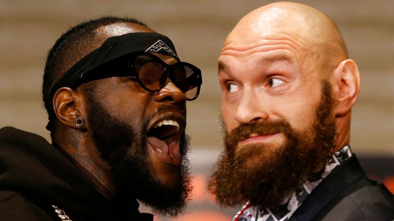 Les boxeurs Deontay Wilder, à gauche, et Tyson Fury échangent des mots alors qu'ils se font face lors d'une conférence de presse à Los Angeles, le mercredi 28 novembre 2018. Les deux hommes devraient se battre samedi soir pour le titre des poids lourds WBC de Wilder.  (Photo AP / Damian Dovarganes)