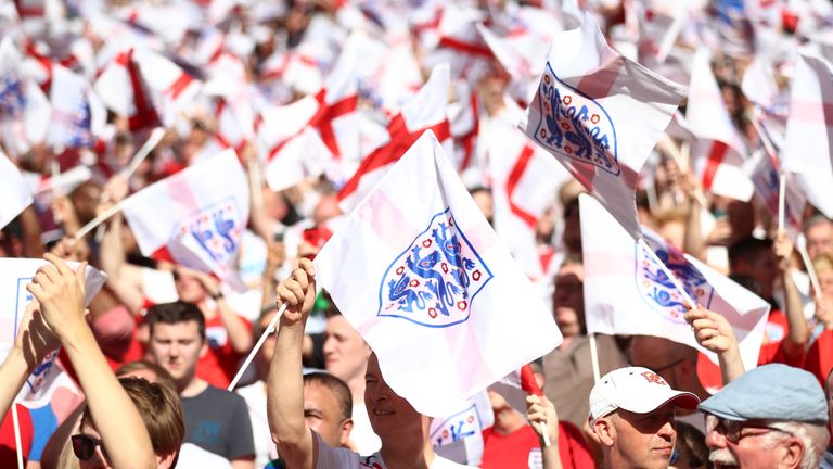 مشجعو منتخب إنجلترا في المدرجات يلوحون بأعلام ويمبلي (بنسلفانيا)