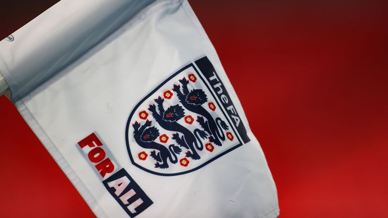 มุมมองรายละเอียดของธงมุมที่มีโลโก้ FA ในระหว่างการแข่งขันกระชับมิตรระหว่างประเทศระหว่างอังกฤษและสาธารณรัฐไอร์แลนด์ที่สนามกีฬาเวมบลีย์