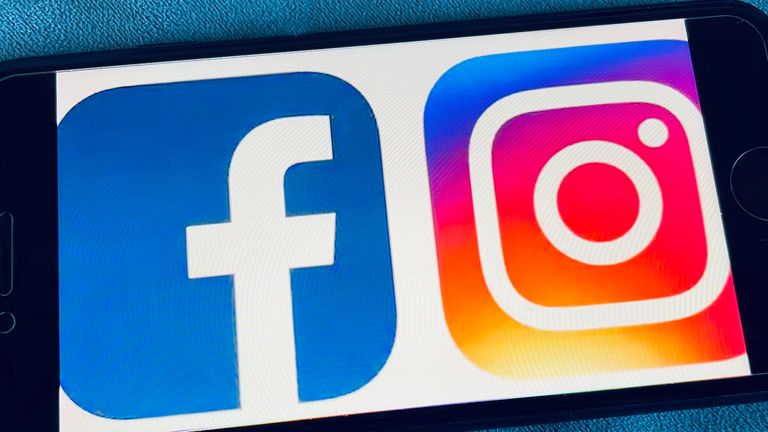 يمتلك موقع Facebook خدمة التواصل الاجتماعي للصور والفيديو Instagram