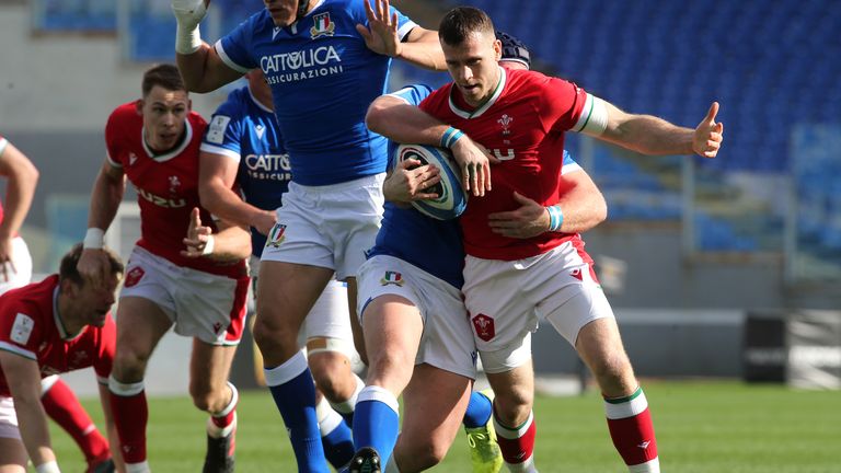 Gareth Davies attacks for Wales