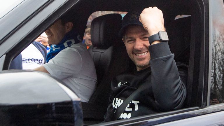 GLASGOW, ÉCOSSE - 07 mars: le manager des Rangers Steven Gerrard est représenté alors que les fans se rassemblent à l'extérieur de Murray Park alors qu'ils sont couronnés champions le 07 mars 2021, à Glasgow, en Écosse.  (Photo de Ross MacDonald / Groupe SNS)