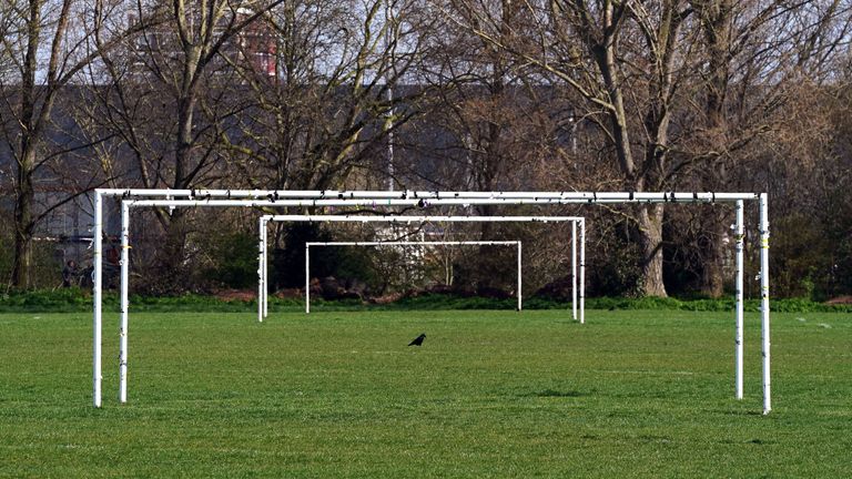 Une vue générale des poteaux de but à Hackney Marshes à Londres, car tout le football de base en Angleterre reste reporté dans un avenir prévisible