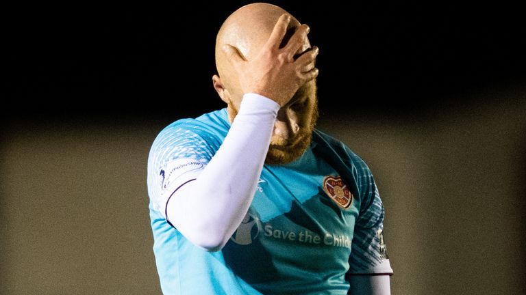 BRORA, ÉCOSSE - 23 mars: Hearts Liam Boyce est abattu lors d'un match nul entre les Brora Rangers et Hearts à Dudgeon Park, le 23 mars 2021, à Brora, en Écosse.  (Photo de Ross Parker / Groupe SNS)