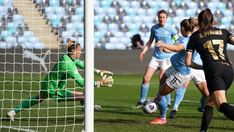 Janine Beckie scores for Man City