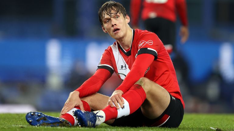 Southampton&#39;s Jannik Vestergaard reacts after a missed chance late in the game at Everton