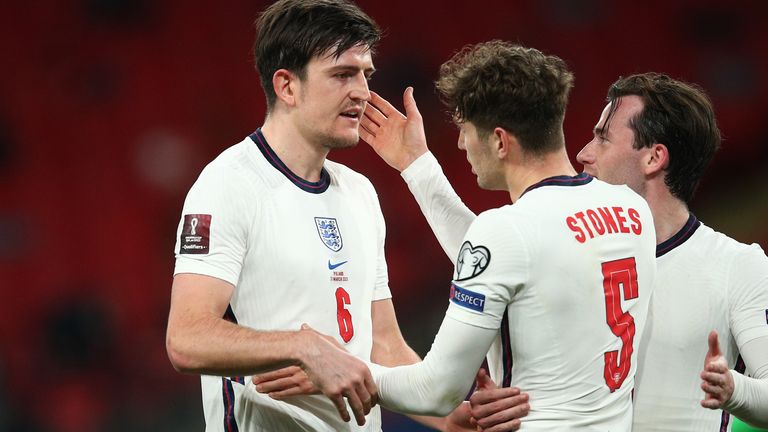 John Stones îl îmbrățișează pe Harry Maguire după victorie