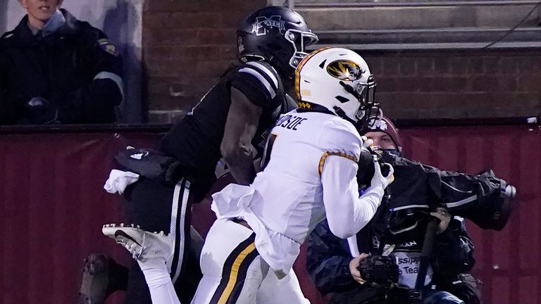 Bledsoe's interception against Mississippi State (AP Photo/Rogelio V. Solis)