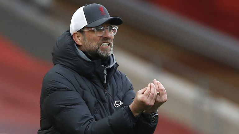 Jurgen Klopp fait des gestes sur la ligne de touche à Anfield