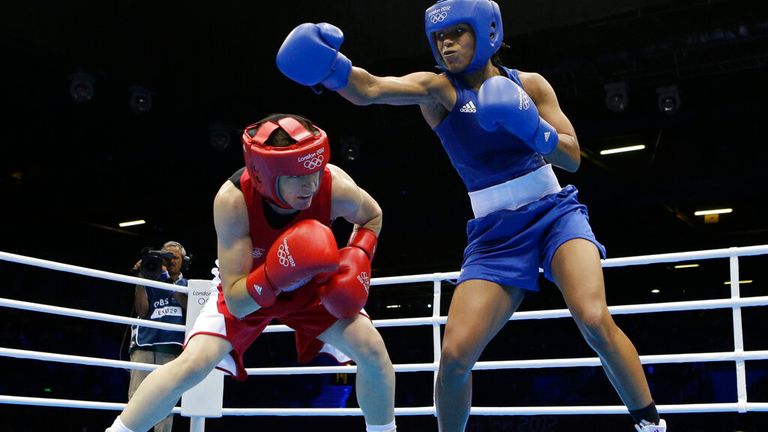 L'Irlande Katie Taylor, à gauche, esquive un coup de poing de la britannique Natasha Jonas dans un match de boxe poids léger de 60 kg pour femmes aux Jeux olympiques d'été de 2012, le lundi 6 août 2012, à Londres.  (Photo AP / Patrick Semansky)