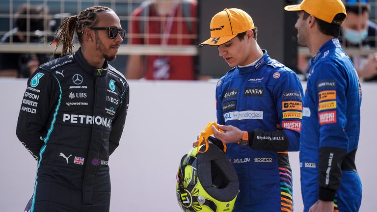   Lewis Hamilton s'entretient avec Lando Norris et Daniel Ricciardo de McLaren vendredi
