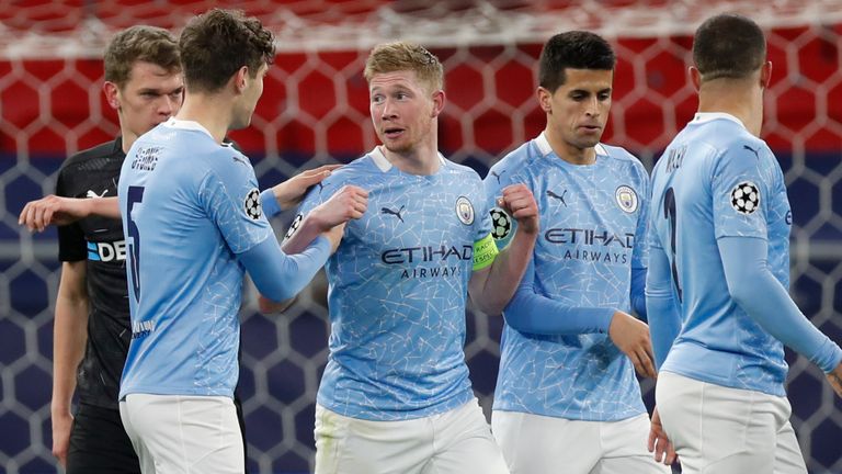 Manchester City's Kevin De Bruyne is congratulated by team-mates after scoring against Borussia Moenchengladbach 
