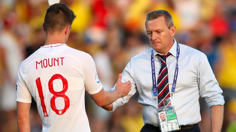 Mason Mount y Aidy Boothroyd tras derrotar a Inglaterra Sub-21 por Rumanía en la Euro 2019