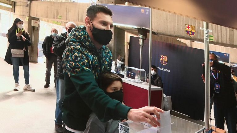 GETTY - Lionel Messi est arrivé avec son fils alors qu'il votait à l'élection présidentielle de Barcelone 