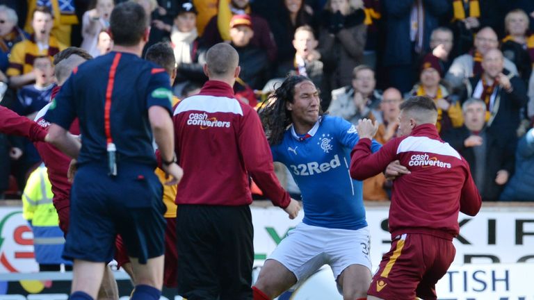 31/05/15 SCOTTISH PREMIERSHIP PLAY-OFF FINAL 2ND LEG.MOTHERWELL v RANGERS.FIR PARK - MOTHERWELL.Rangers' Bilel Mohsni (centre) clashes with Motherwell players