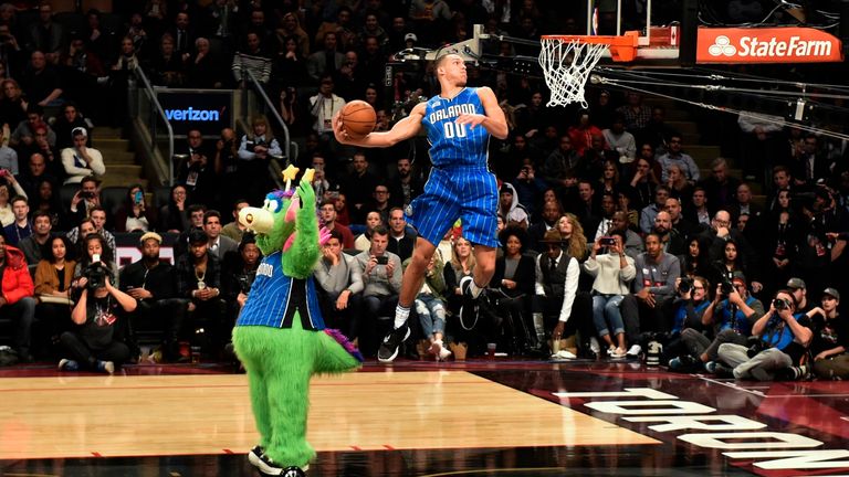 Aaron Gordon's first dunk in the championship round of the 2016 Dunk Contest