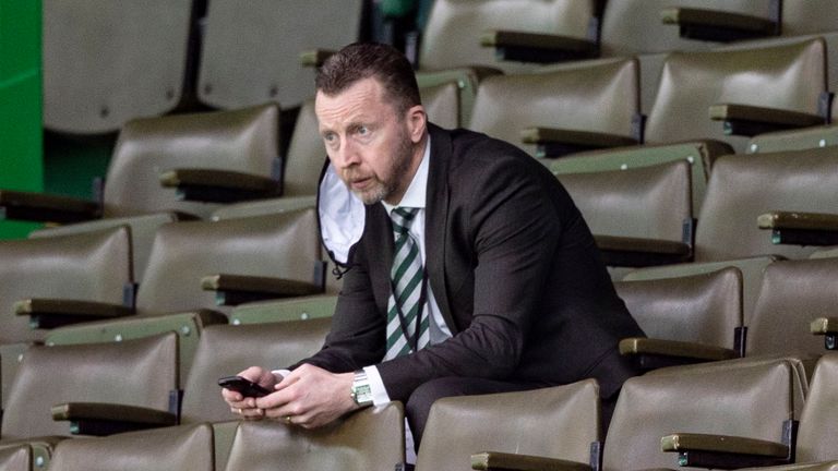 GLASGOW, ESCOCIA - 30 DE AGOSTO: El jefe de  operaciones de fútbol del Celtic Nick Hammond observa desde las gradas durante un partido de Premiership escocés entre Celtic y Motherwell en Celtic Park el 30 de agosto de 2020, en Glasgow, Escocia.  (Foto de Craig Williamson / SNS Group)