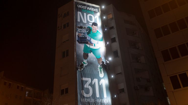 Se muestra una valla publicitaria que celebra el logro de Djokovic en su tierra natal de Belgrado, Serbia