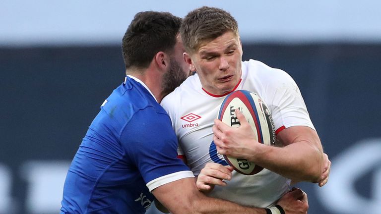 Owen Farrell gets tackled by Charles Ollivon