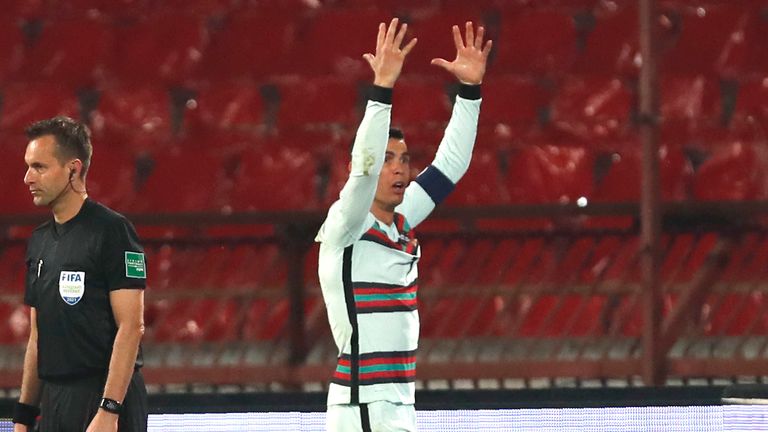 O capitão de Portugal, Cristiano Ronaldo, recebeu cartão amarelo e saiu incrédulo depois que seu gol tardio foi anulado