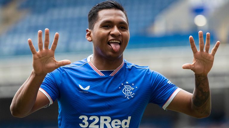 Strážci  Alfredo Morelos slaví remízu 2-0 během zápasu skotské Premier League mezi Rangers a Saint Mirren v Ibroxu