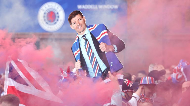 Rangers-Fans - Ibrox Rangers-Fans feiern vor dem Ibrox-Stadion, nachdem Rangers den schottischen Premier League-Titel gewonnen haben.  Bilddatum: Sonntag, 7. März 2021.