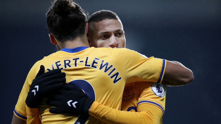 Richarlison merayakan golnya dengan rekan setimnya Dominic Calvert-Lewin