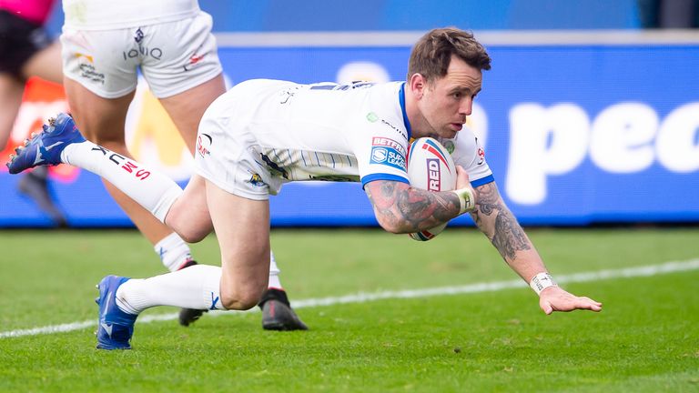  Richie Myler scores a try against Wakefield.