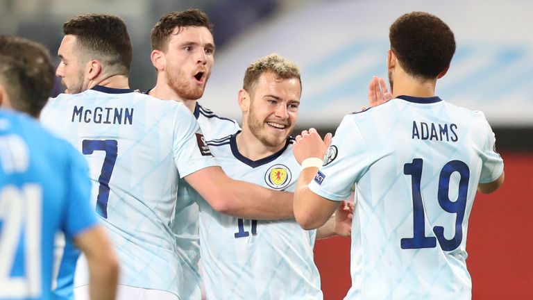 Ryan Fraser slaví svůj gól proti Skotsku proti Izraeli 